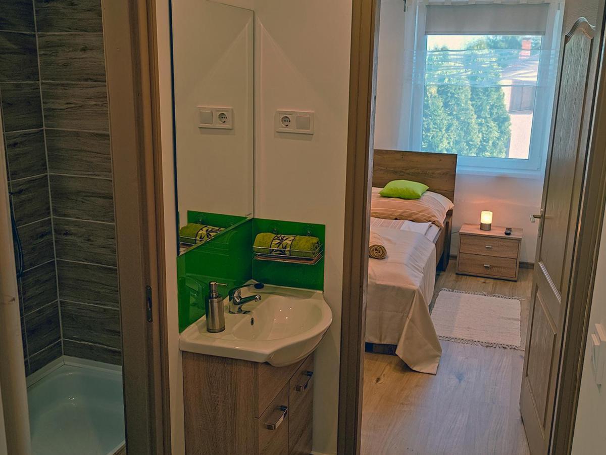 White Stone Apartman ไฮจ์ดุสโซบอสโล ภายนอก รูปภาพ