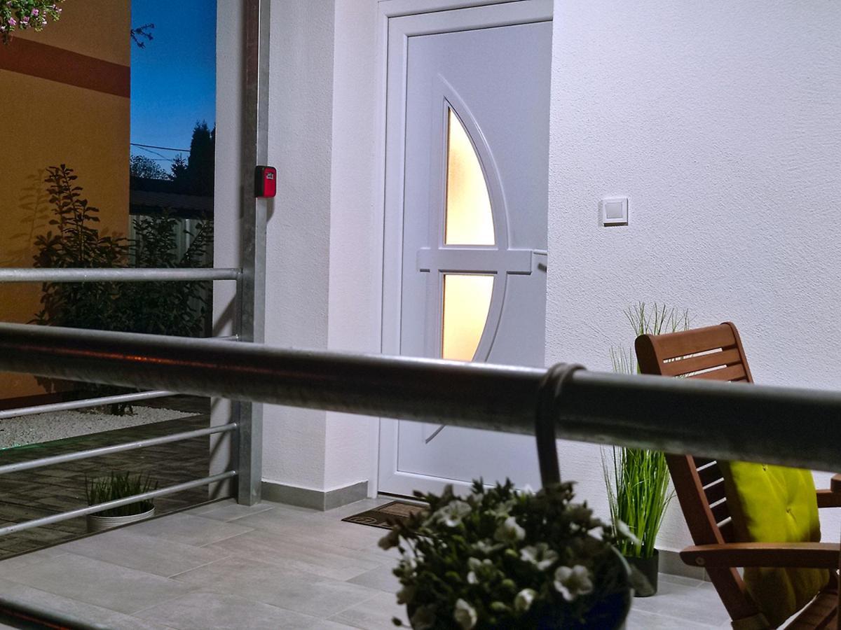 White Stone Apartman ไฮจ์ดุสโซบอสโล ภายนอก รูปภาพ
