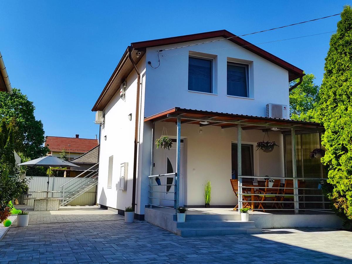 White Stone Apartman ไฮจ์ดุสโซบอสโล ภายนอก รูปภาพ