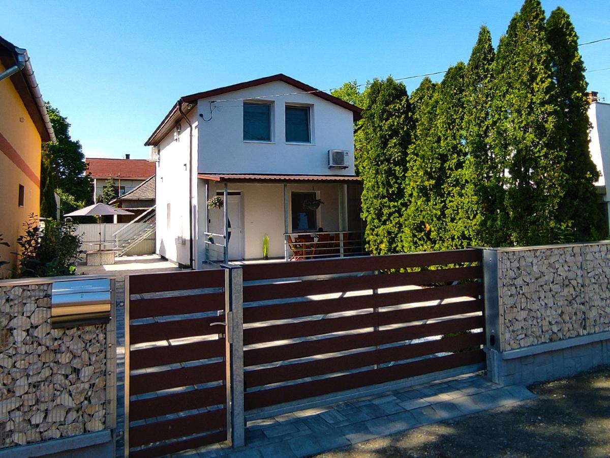 White Stone Apartman ไฮจ์ดุสโซบอสโล ภายนอก รูปภาพ