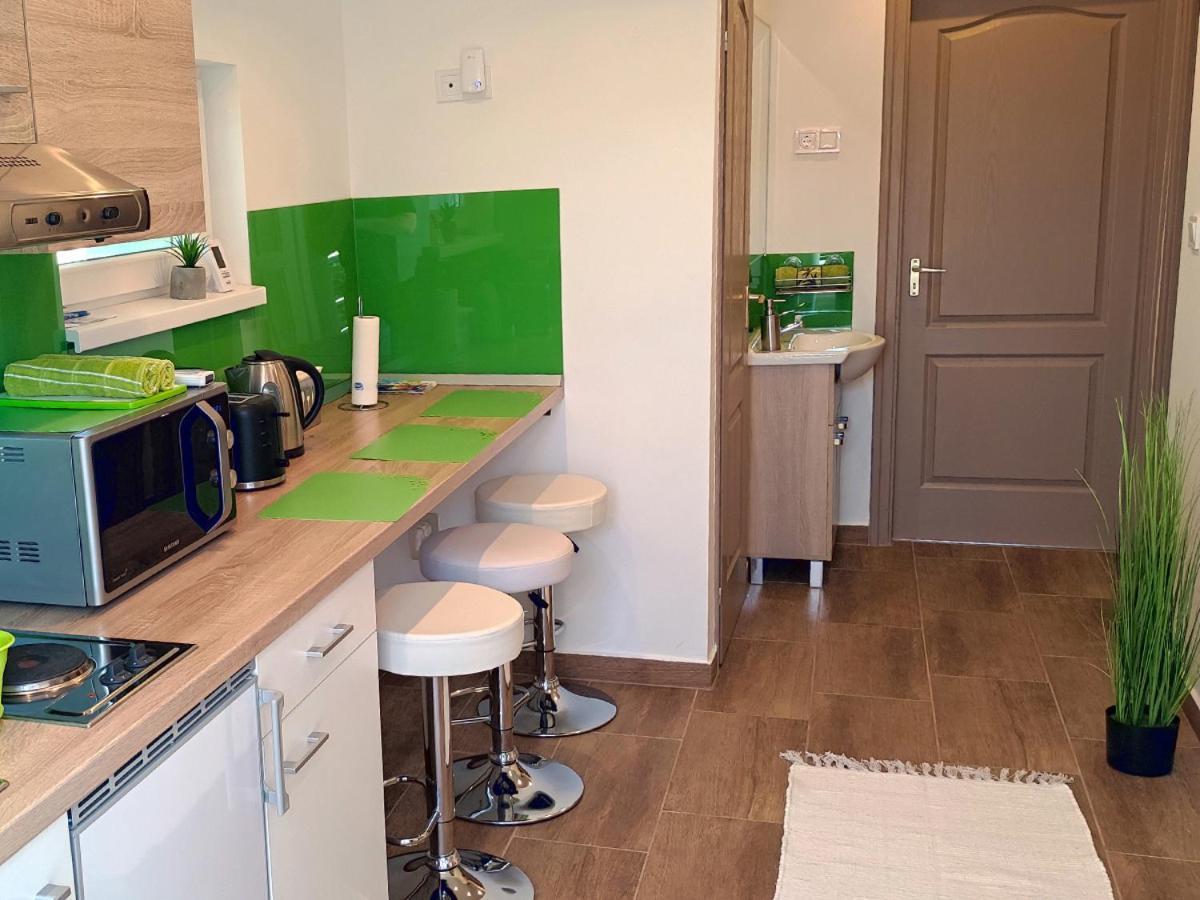 White Stone Apartman ไฮจ์ดุสโซบอสโล ภายนอก รูปภาพ