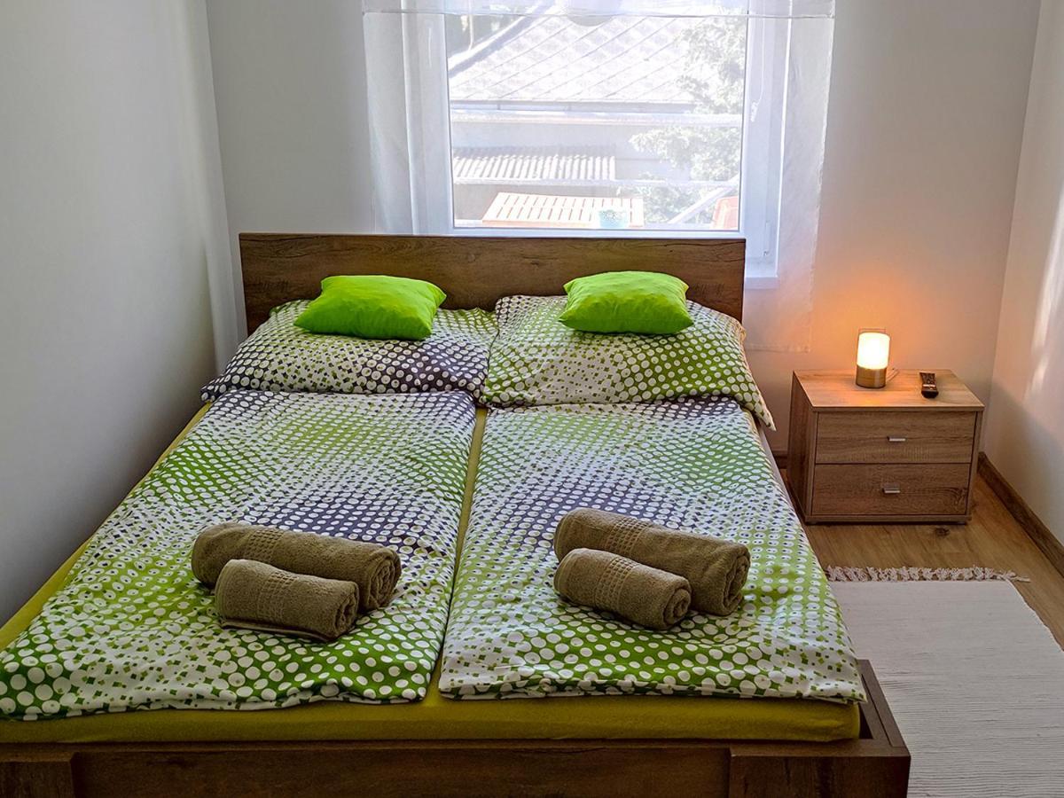 White Stone Apartman ไฮจ์ดุสโซบอสโล ภายนอก รูปภาพ