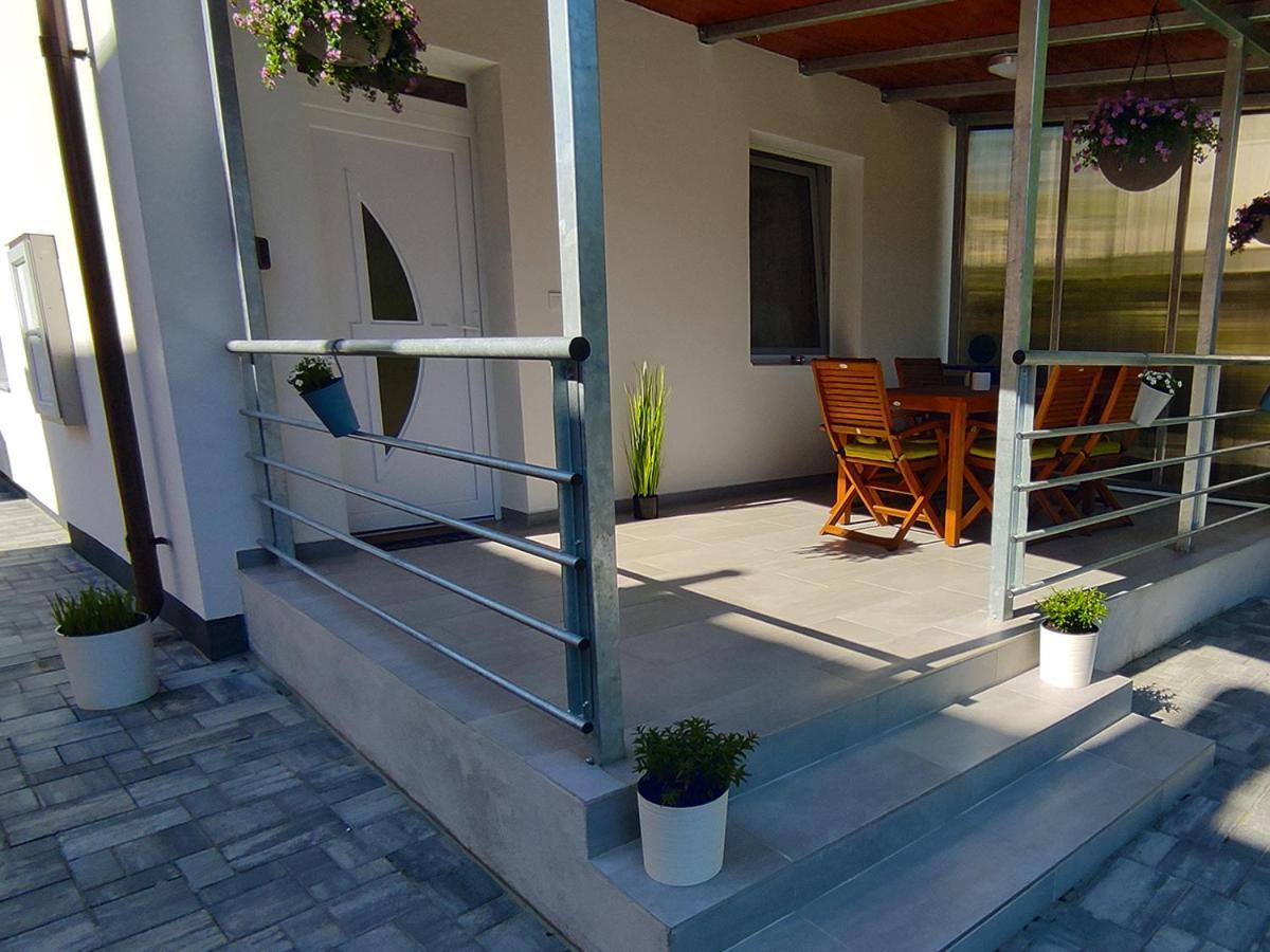 White Stone Apartman ไฮจ์ดุสโซบอสโล ภายนอก รูปภาพ