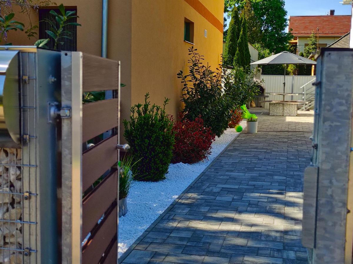 White Stone Apartman ไฮจ์ดุสโซบอสโล ภายนอก รูปภาพ
