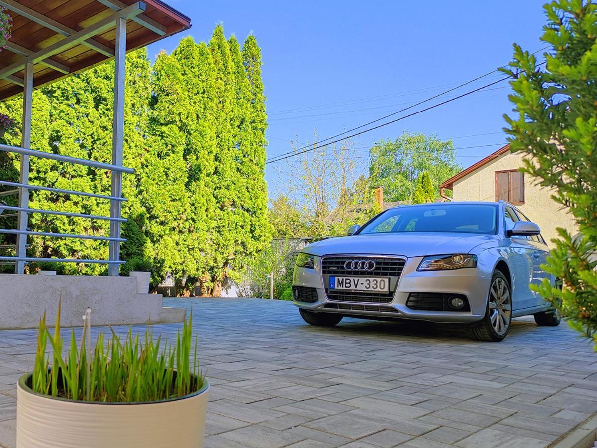 White Stone Apartman ไฮจ์ดุสโซบอสโล ภายนอก รูปภาพ