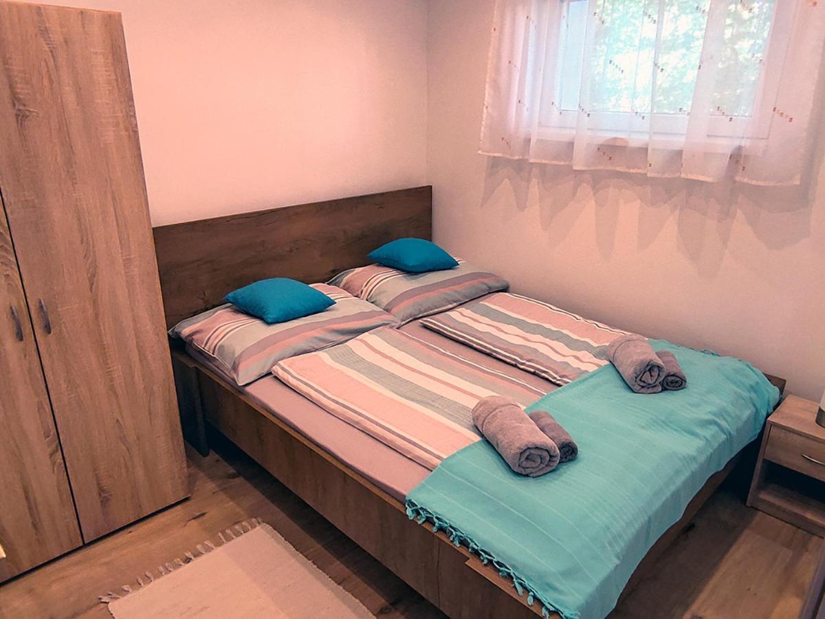 White Stone Apartman ไฮจ์ดุสโซบอสโล ภายนอก รูปภาพ