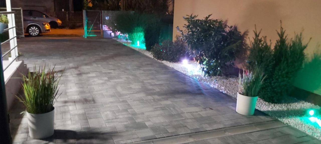 White Stone Apartman ไฮจ์ดุสโซบอสโล ภายนอก รูปภาพ