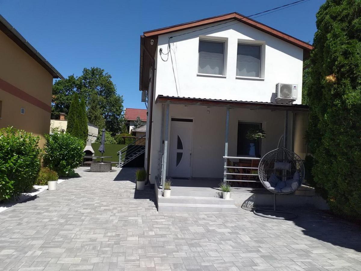 White Stone Apartman ไฮจ์ดุสโซบอสโล ภายนอก รูปภาพ