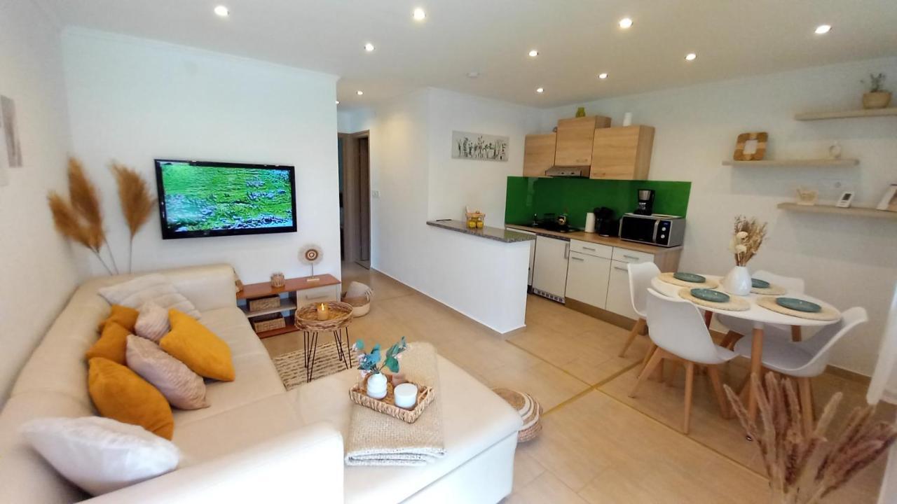 White Stone Apartman ไฮจ์ดุสโซบอสโล ภายนอก รูปภาพ