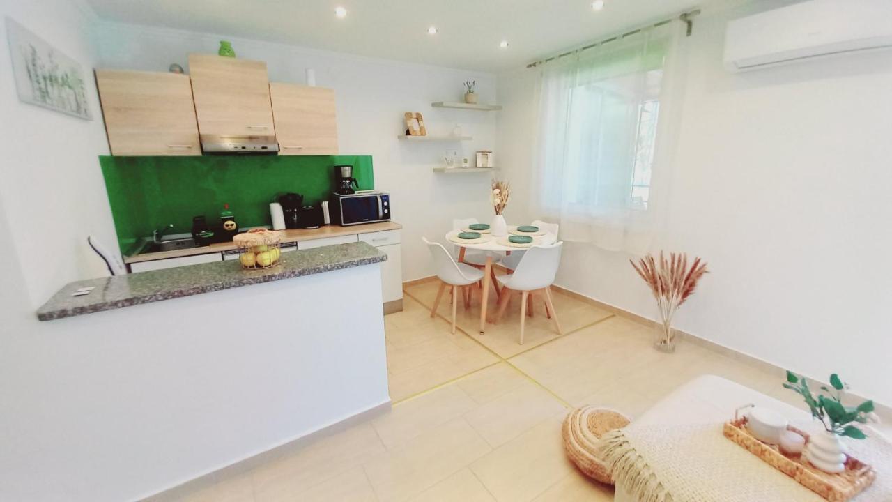 White Stone Apartman ไฮจ์ดุสโซบอสโล ภายนอก รูปภาพ