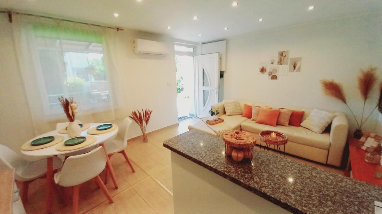 White Stone Apartman ไฮจ์ดุสโซบอสโล ภายนอก รูปภาพ