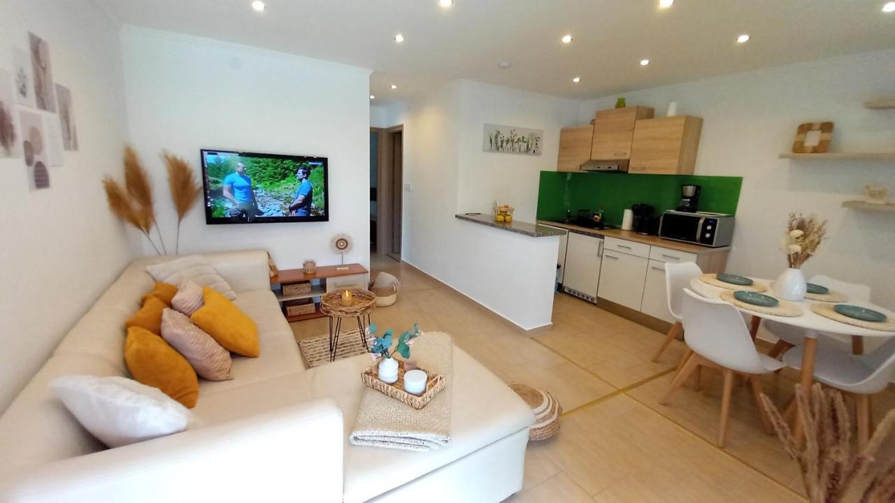 White Stone Apartman ไฮจ์ดุสโซบอสโล ภายนอก รูปภาพ