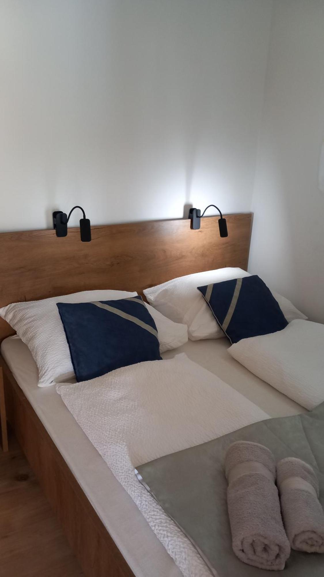 White Stone Apartman ไฮจ์ดุสโซบอสโล ภายนอก รูปภาพ