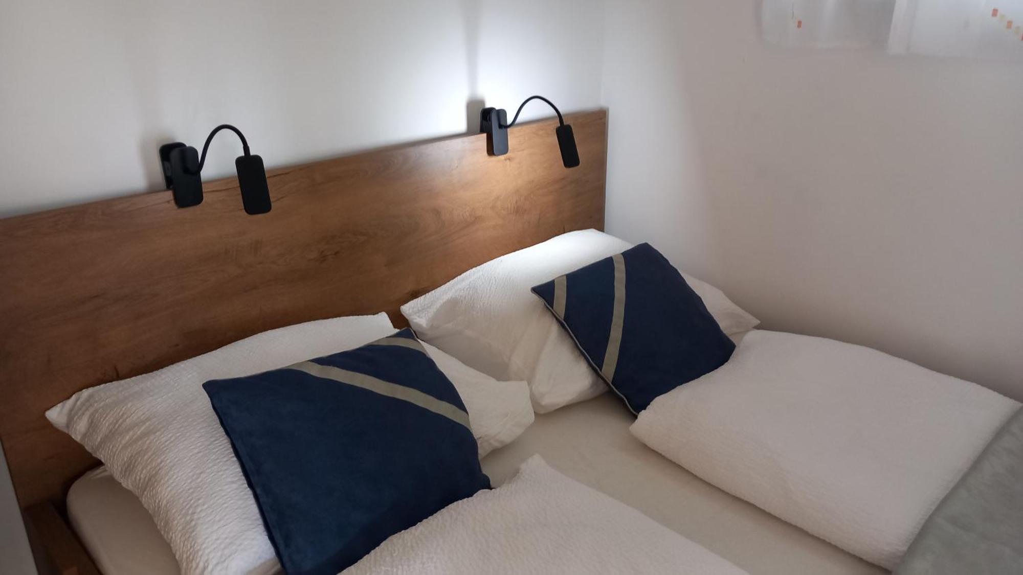 White Stone Apartman ไฮจ์ดุสโซบอสโล ภายนอก รูปภาพ