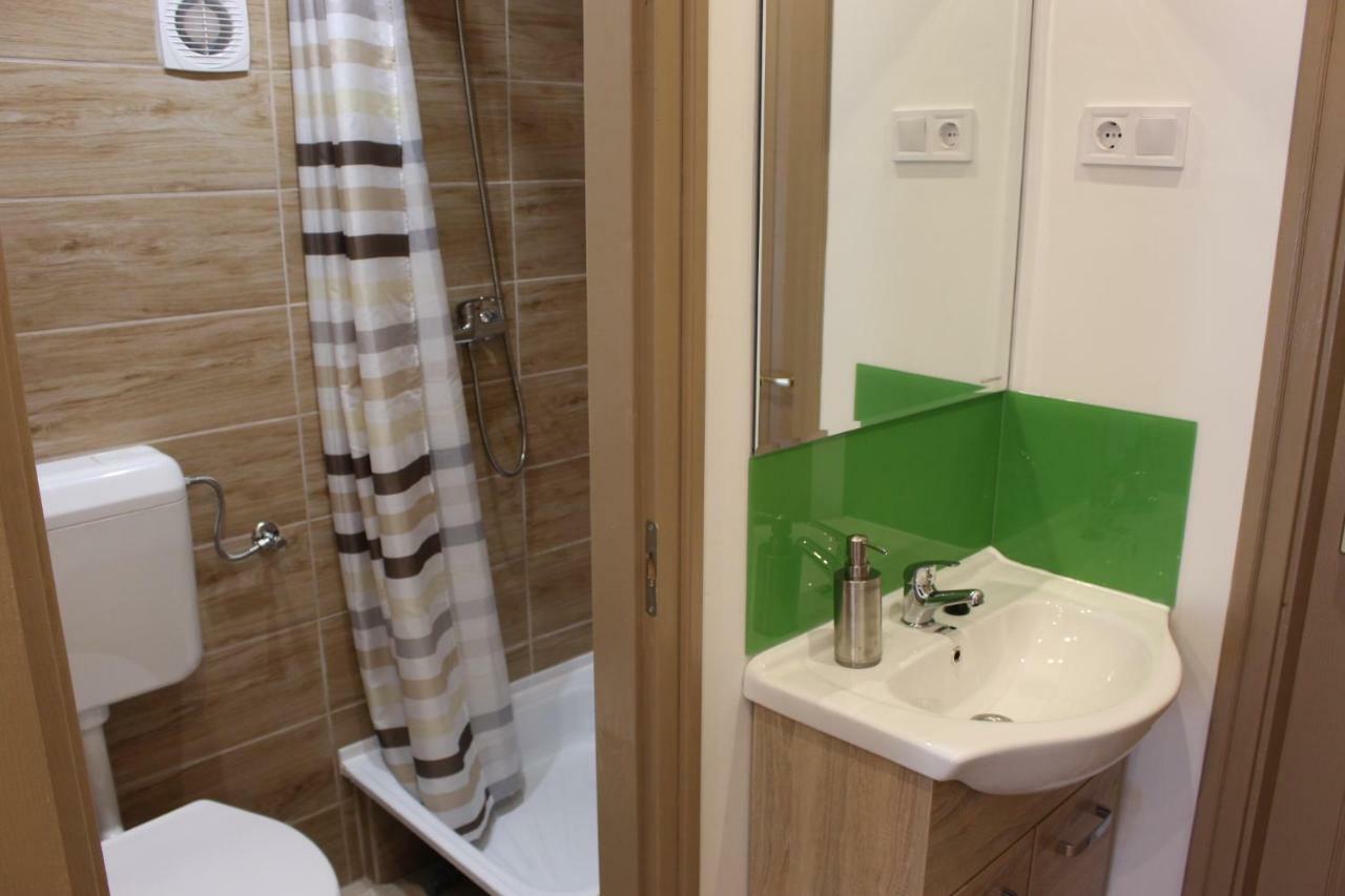 White Stone Apartman ไฮจ์ดุสโซบอสโล ภายนอก รูปภาพ
